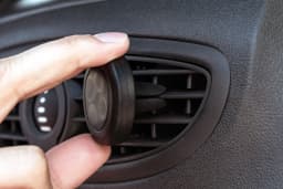Suport telefon universal magnet in grila ventilatie auto Goobay 4